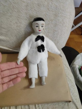 Pierrot de porcelana con traje blanco