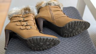 Botines de piel con tacón y hebillas