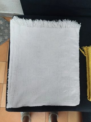 Colcha multiusos blanca con flecos