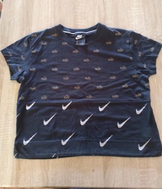 Camiseta Nike negra con logo