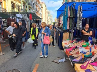 Puesto mercadillo en Valencia Capital.