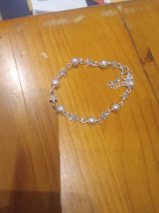 Pulsera plateada con estrellas y bolitas