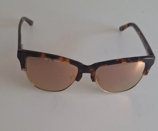 Gafas de sol Hawkers mujer marrones y doradas.
