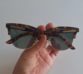 Gafas de sol Hawkers mujer marrones y doradas.
