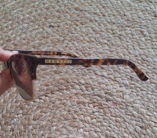 Gafas de sol Hawkers mujer marrones y doradas.