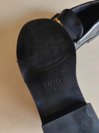 Zapatos negros de mujer con cadena dorada