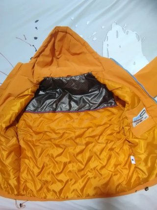 Anorak naranja con capucha