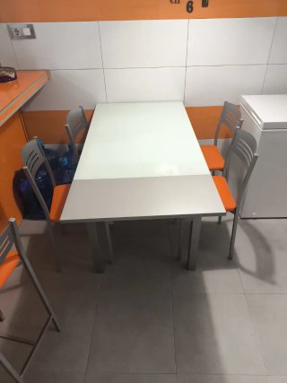 Mesa y 4 sillas cocina naranja