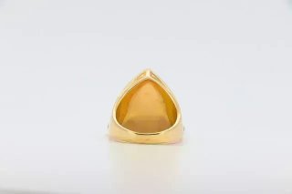 Anillo de oro con ojo y rubí