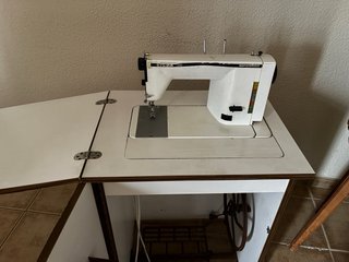Mueble madera con máquina de coser