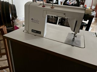 Mueble madera con máquina de coser