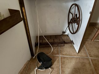 Mueble madera con máquina de coser