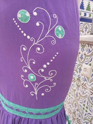 Traje de Flamenca Morado y Verde con bordado