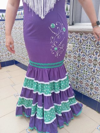 Traje de Flamenca Morado y Verde con bordado