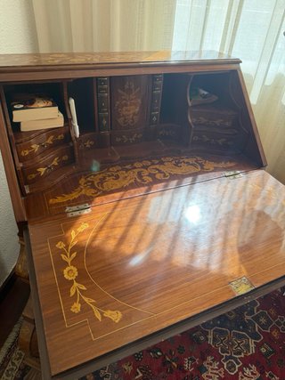Escritorio antiguo de madera con incrustaciones
