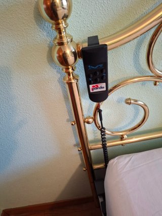 Cama geriátrica con mando y canapé
