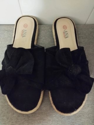 Sandalias planas ANA negras con lazo