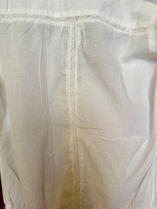 Camisa blanca con bordados