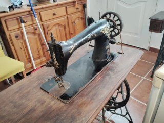 Máquina de coser Singer con mesa
