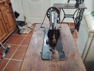 Máquina de coser Singer con mesa