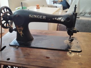 Máquina de coser Singer con mesa