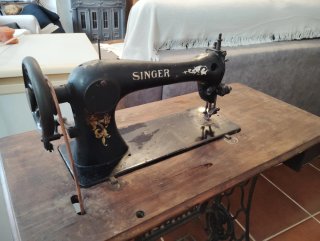 Máquina de coser Singer con mesa