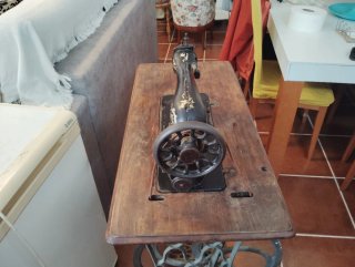 Máquina de coser Singer con mesa