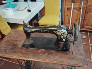 Máquina de coser Singer con mesa