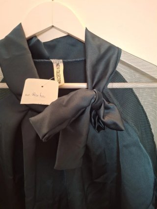 Blusa azul marino con mangas de tul