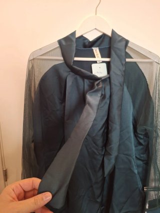 Blusa azul marino con mangas de tul