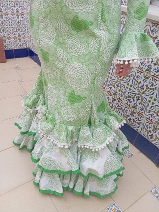 Traje de Flamenca verde con flecos rojos