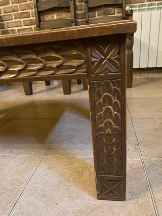 Mesa de madera con placa de mármol