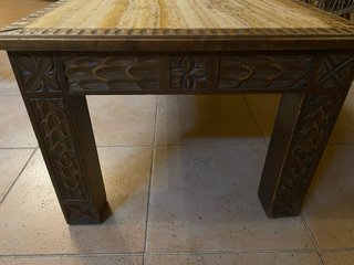Mesa de madera con placa de mármol