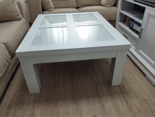 Mesa de centro blanca con tapa de cristal