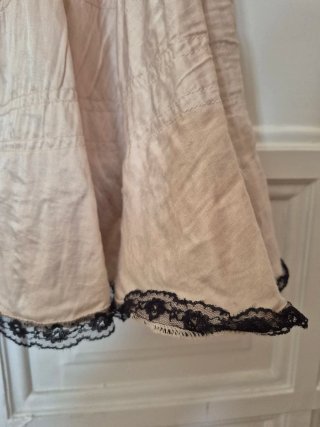 Minifalda Zara Beige con Encaje Negro