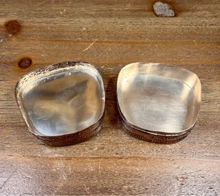 Cajita vintage en porcelana azul y metal repujado