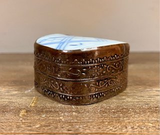 Cajita vintage en porcelana azul y metal repujado