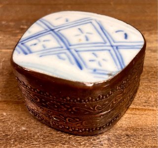 Cajita vintage en porcelana azul y metal repujado
