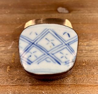 Cajita vintage en porcelana azul y metal repujado