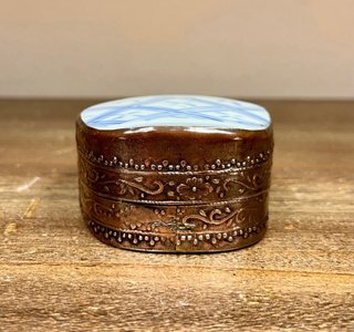 Cajita vintage en porcelana azul y metal repujado