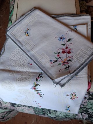 Lote de manteles de tela blancos