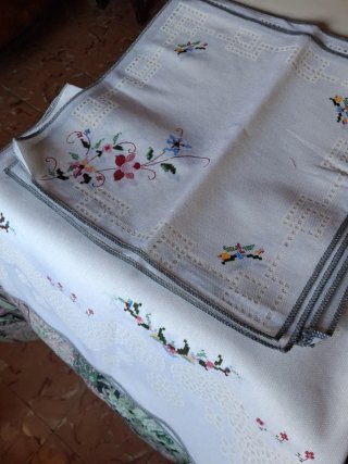 Lote de manteles de tela blancos