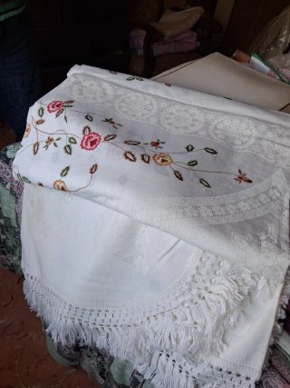 Lote de manteles de tela blancos