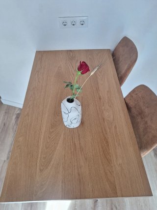 Mesa alta cuadrada madera de pino  y dos sillas
