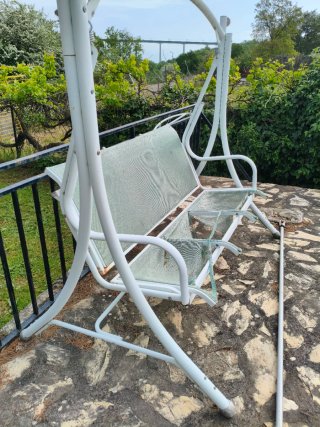 Estructura de columpio de jardín blanco