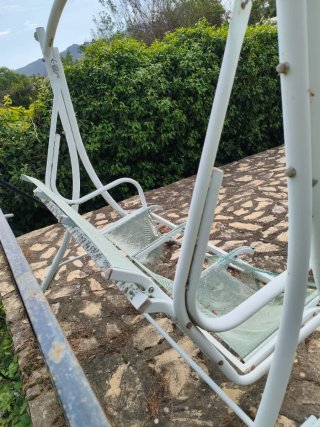 Estructura de columpio de jardín blanco