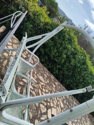 Estructura de columpio de jardín blanco
