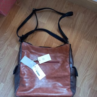 Bolso de piel marrón y negro