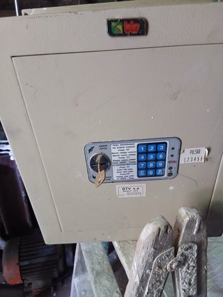 Caja fuerte BTV con llave y teclado