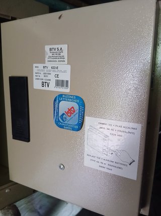 Caja fuerte BTV con llave y teclado
